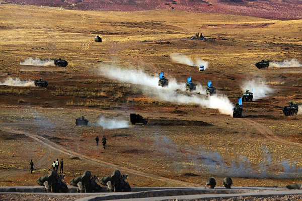 草原深处,实战化训练中,红蓝双方正在进行对抗演练 草原深处,实战化训练中,红蓝双方正在进行对抗演练