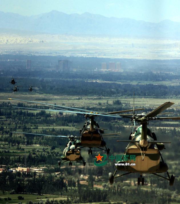 高清:直升机群超低空编队飞行【4】