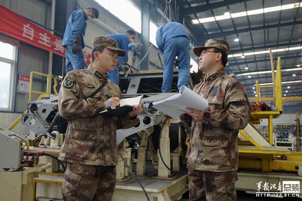 图为该室把生产一线作为教学现场,以老带新开展某型军车质量监督业务培训。摄影:杜高飞 图为该室把生产一线作为教学现场,以老带新开展某型军车质量监督业务培训。摄影:杜高飞