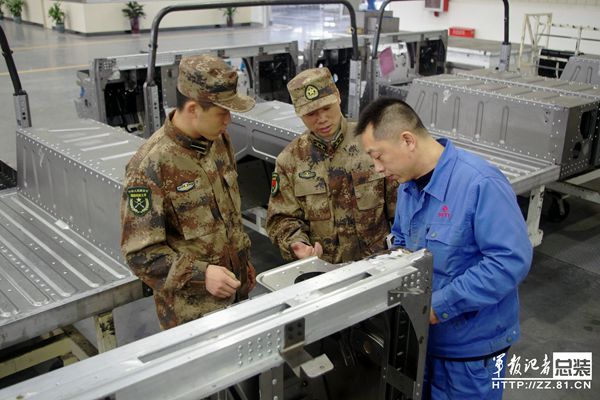 图为该室把生产一线作为教学现场,以老带新开展某型军车质量监督业务培训。摄影:杜高飞 图为该室把生产一线作为教学现场,以老带新开展某型军车质量监督业务培训。摄影:杜高飞