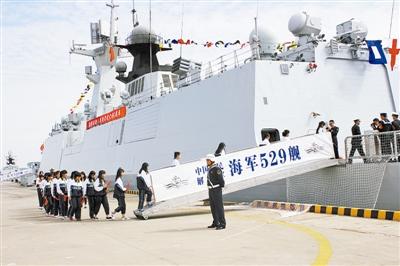 舟山舰官兵为市民讲解:主炮主要打飞机导弹