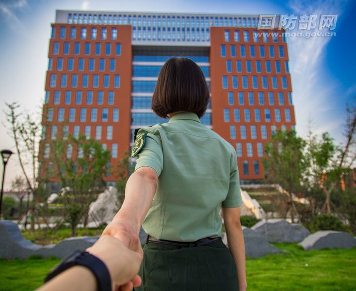 解放军最萌招生海报 女兵带你游军校