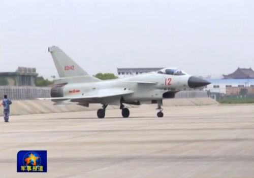 中国海军新飞行员跳过二代机直接改飞歼10(图