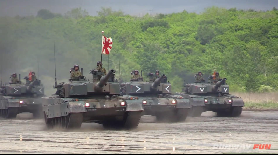 日本唯一坦克师团举行大规模阅兵式
