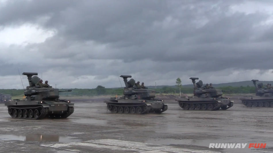 日本唯一坦克师团举行大规模阅兵式