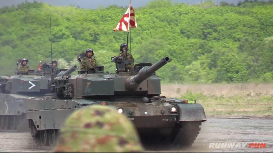 日本唯一坦克师团举行大规模阅兵式