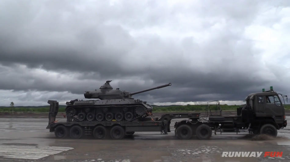 日本唯一坦克师团举行大规模阅兵式