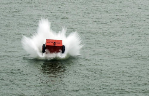 道具车被弹射腾空后坠海