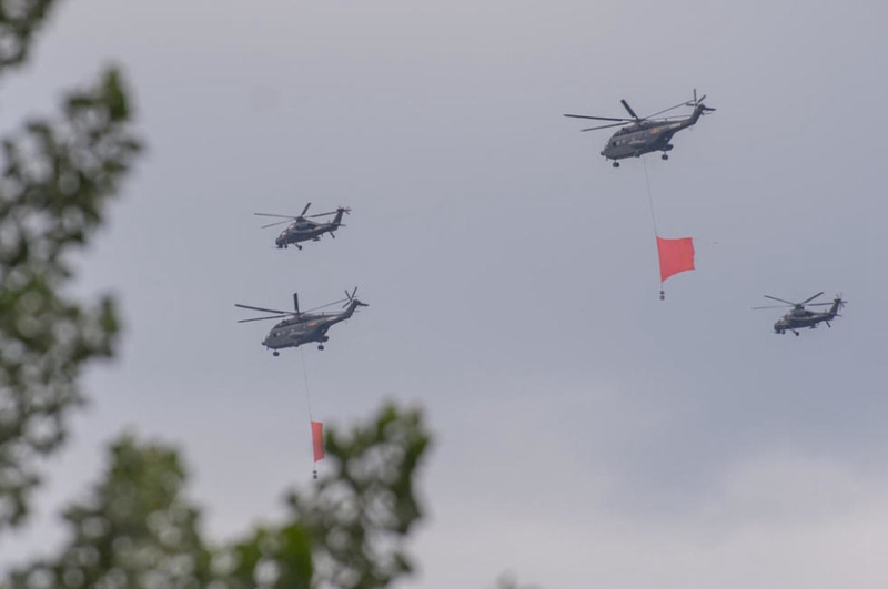 高清：北京数十架直10直19掠过楼顶练阅兵彩排【3】