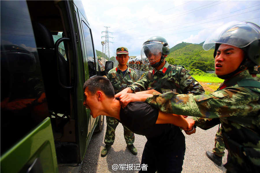 高清:边防武警与港警联手进行反偷渡反走私演练【3】