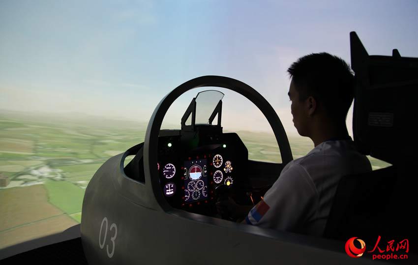模拟飞行测试。邱越摄