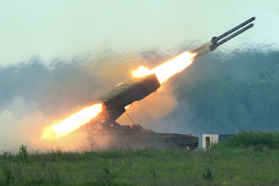 多管火箭炮开火