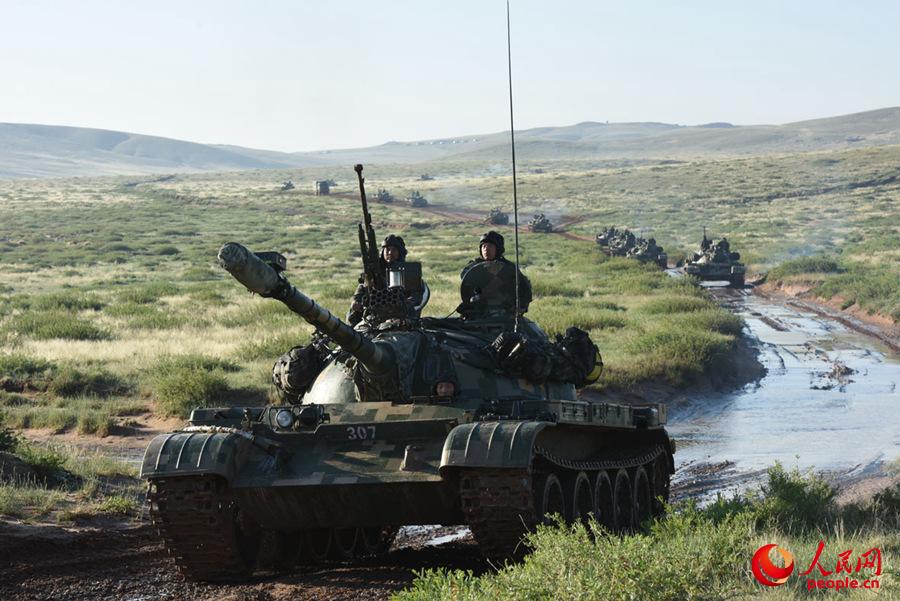 红军坦克群在战场机动阶段通过泥洼沼泽地带。