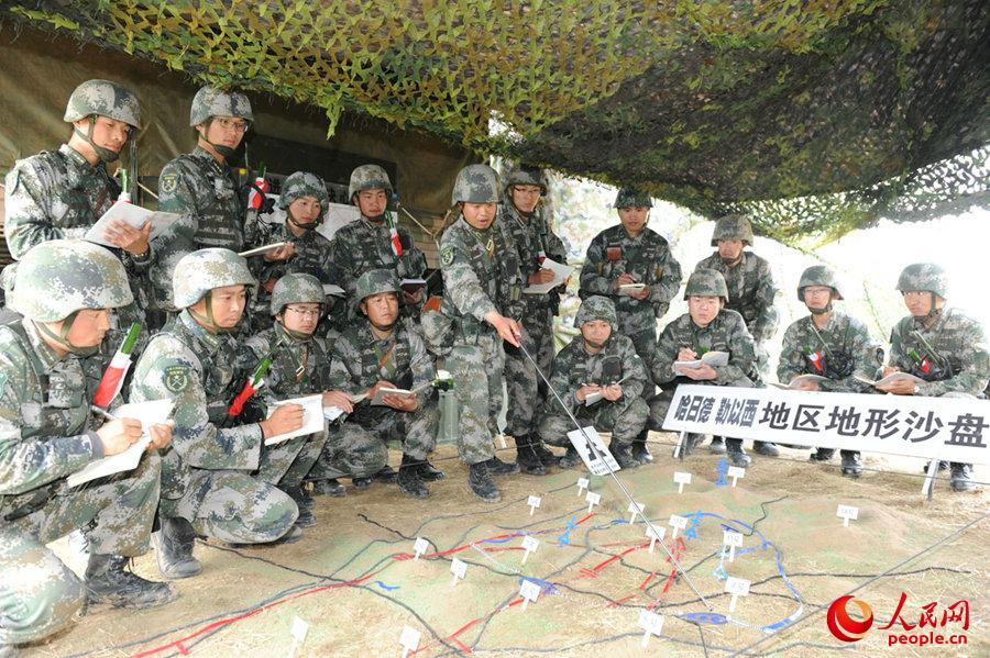 分队指挥员筹划战斗。