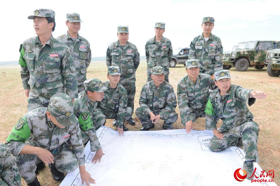 40集团军指导组演习前深入现地勘察地形。