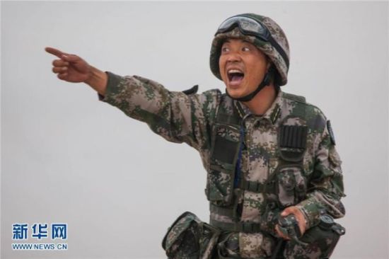 在烟幕的掩护下，一名工兵连长在距前沿阵地200米的地方指挥开辟通路。