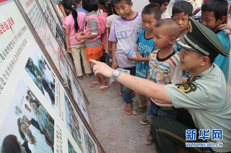云南德宏芒棒边防官兵禁毒宣传进校园