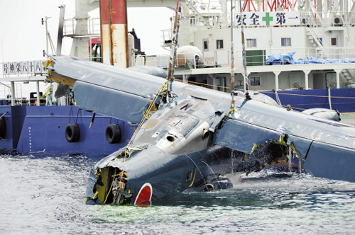 高清:日本坠海US-2飞机被打捞出水
