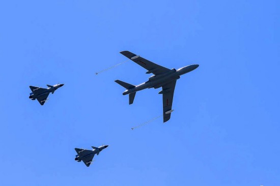 组图:网拍歼15歼11B战机训练图片 或为抗战阅