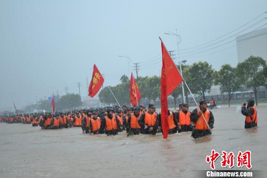 众志成城堵决口:南京军区官兵封堵云台山河决堤抢险