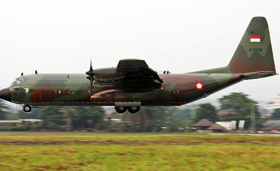 惨烈！印尼1架C-130军用运输机在居民区坠毁