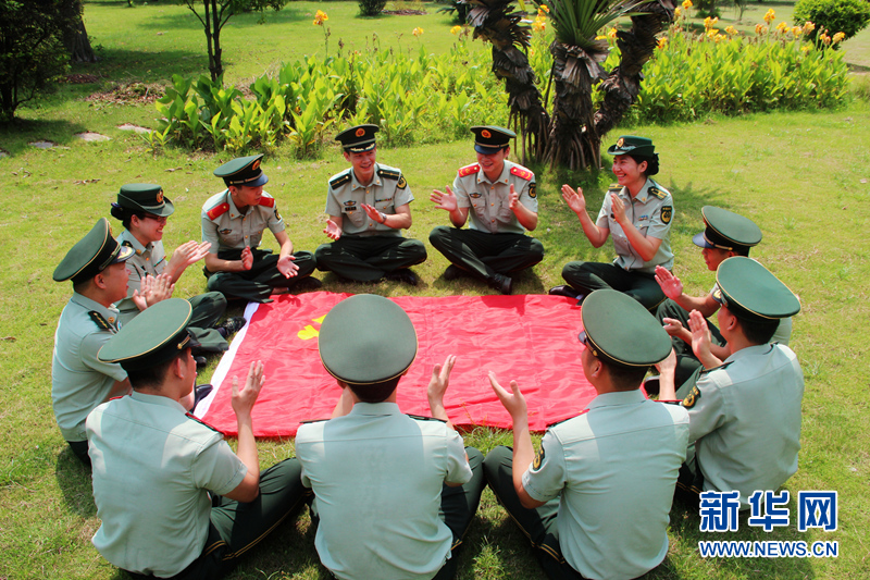 广东东莞边检站官兵自制党旗蛋糕向七一献礼