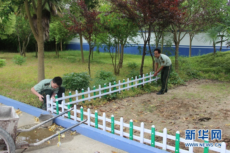 江苏盐城梁垛河闸边防派出所与驻地群众共建菜
