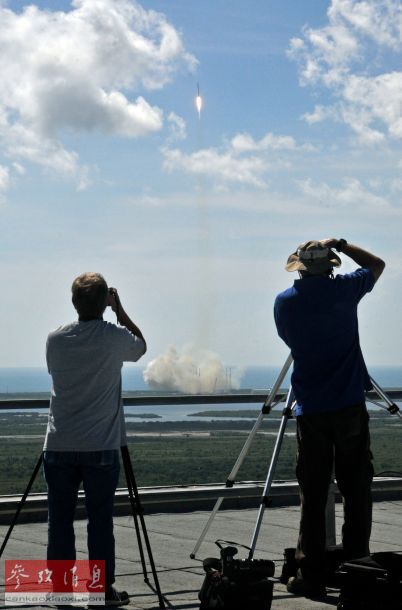 6月28日，摄影师在记录火箭升空时的瞬间。