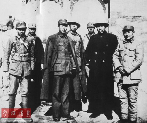 1937年，八路军驻晋办事处由山西太原撤至临汾前，彭雪枫（前排左二）与周恩来（前排左三）、邓小平（前排左四）等在太原合影。（彭小枫供图）