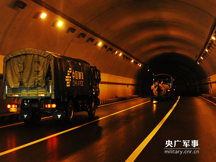 高清:解放军炮兵旅跨区机动 军车伪装成邮车