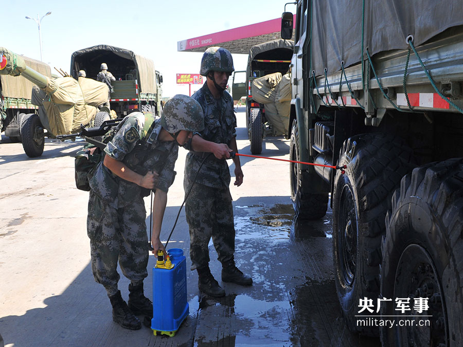 高清:解放军炮兵旅跨区机动 军车伪装成邮车【6】