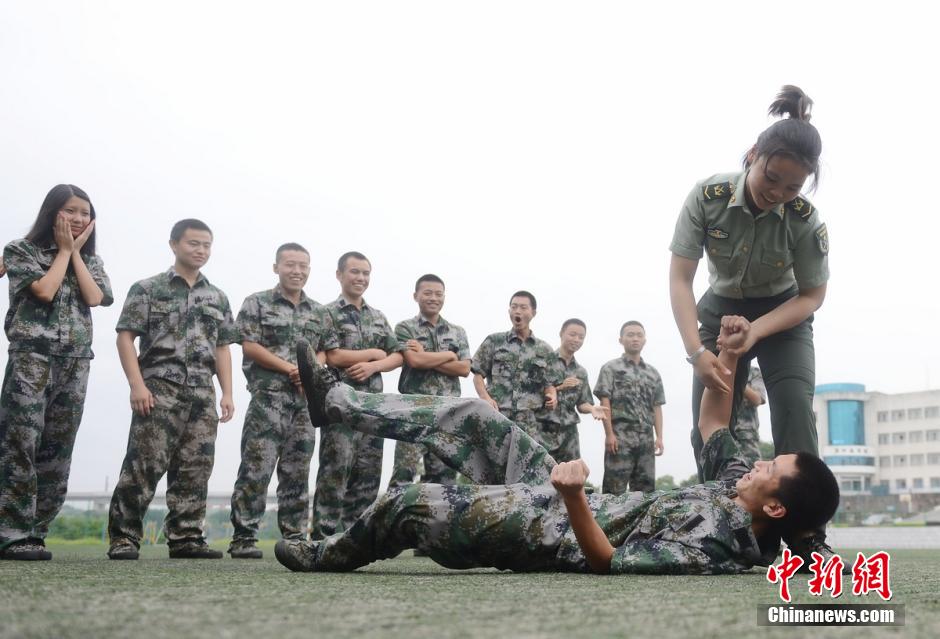 女特战兵返校传授擒拿格斗术