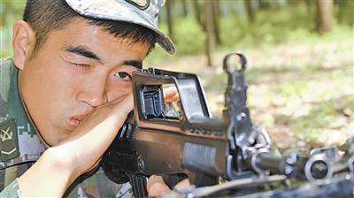 &ldquo;神枪手&rdquo;周福涛苦练硬功左眼瞄准打出满环