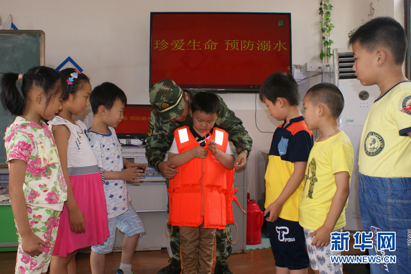 江苏弶港边防派出所开展暑期防溺水护蕾宣传