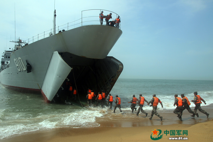 南京军区与海军协同组织重装备装卸载训练