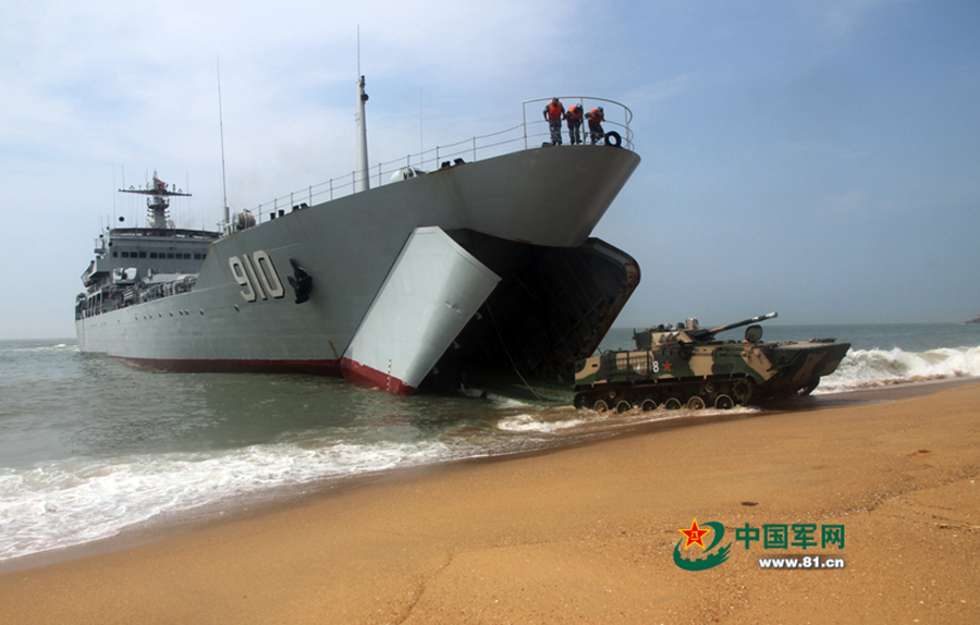 南京军区与海军协同组织重装备装卸载训练