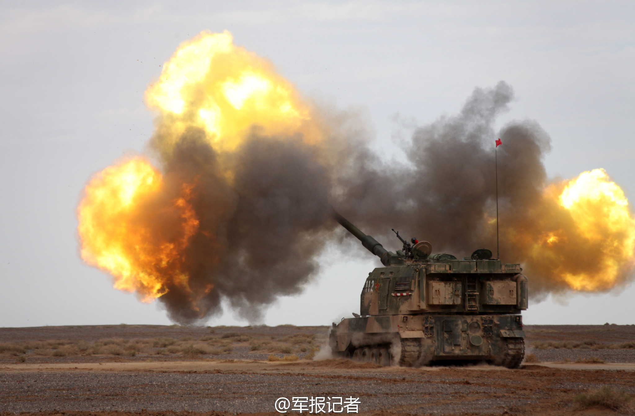 高清:直击解放军炮兵团某新型自行火炮实弹射击现场