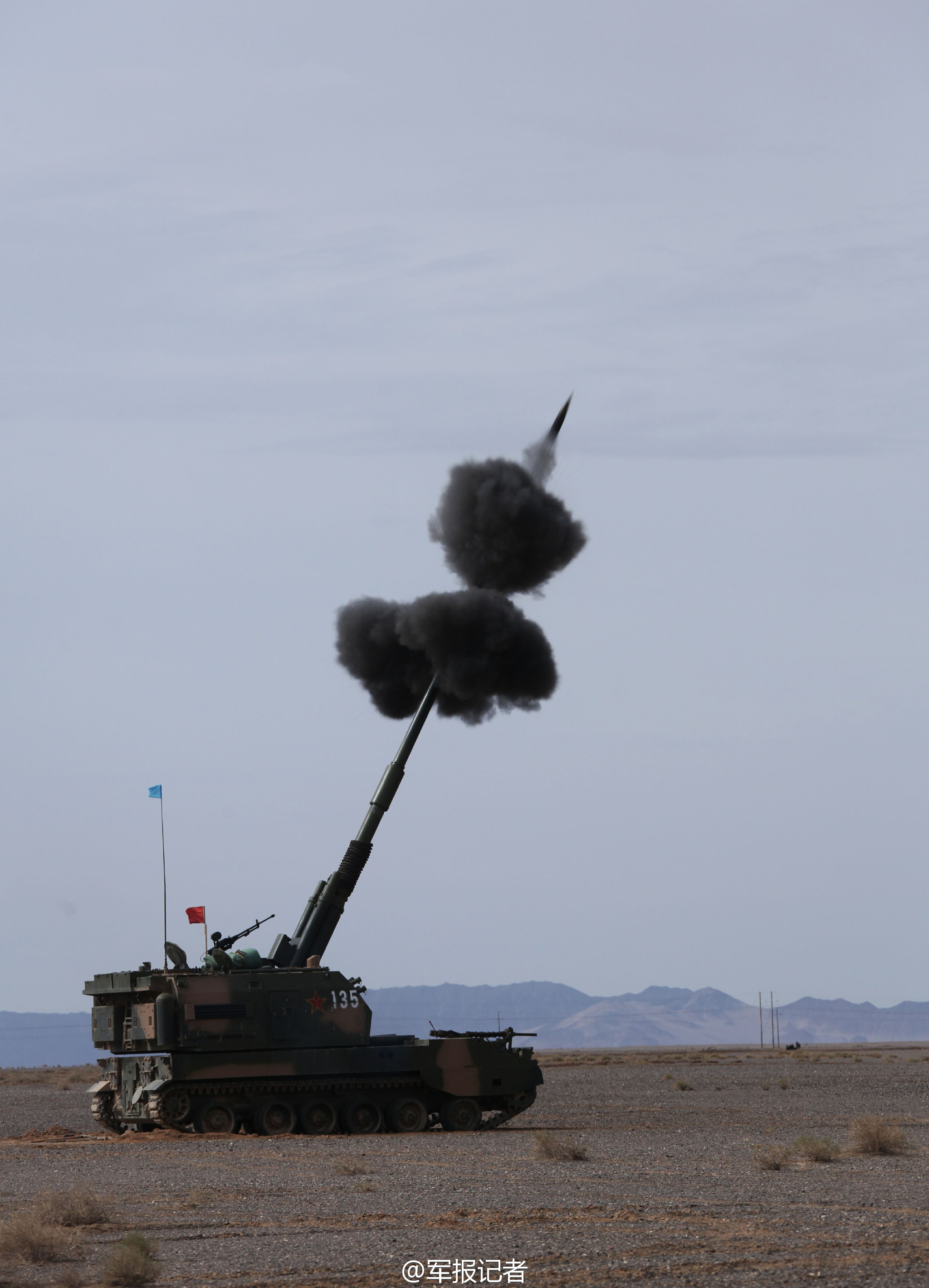 高清:直击解放军炮兵团某新型自行火炮实弹射击现场【5】