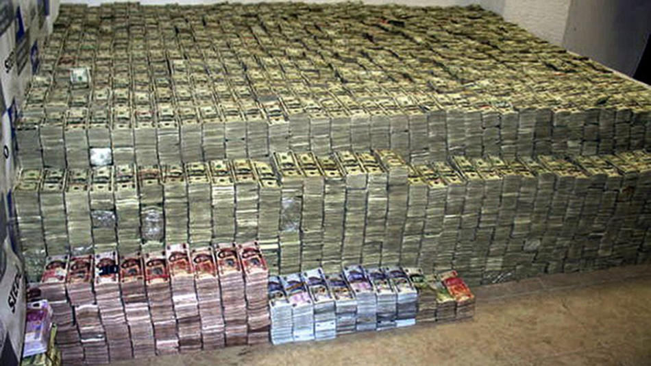 墨西哥毒枭藏品镀金枪械成堆