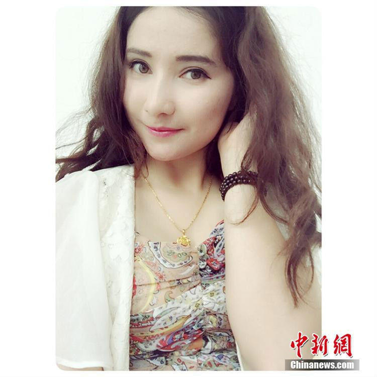 靓丽陀枪女警走红