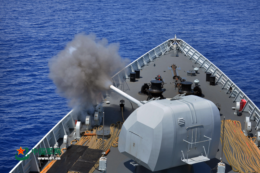 7月22日，海军导弹驱逐舰长春舰进行主炮射击。记者 王天益摄