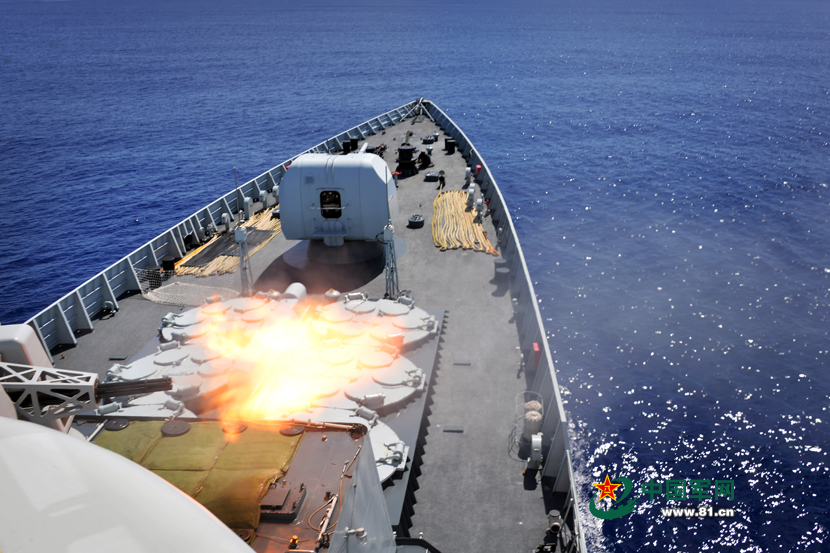 7月22日，海军导弹驱逐舰长春舰进行副炮射击。记者 王天益摄