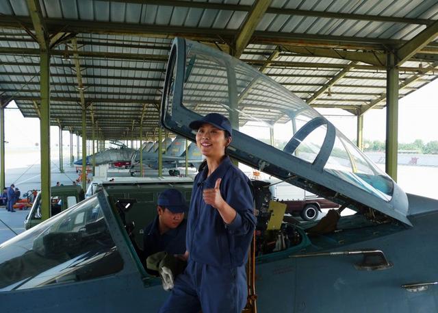 海空军将换发新地勤服 穿&ldquo;夹克&rdquo;戴&ldquo;棒球帽&rdquo;