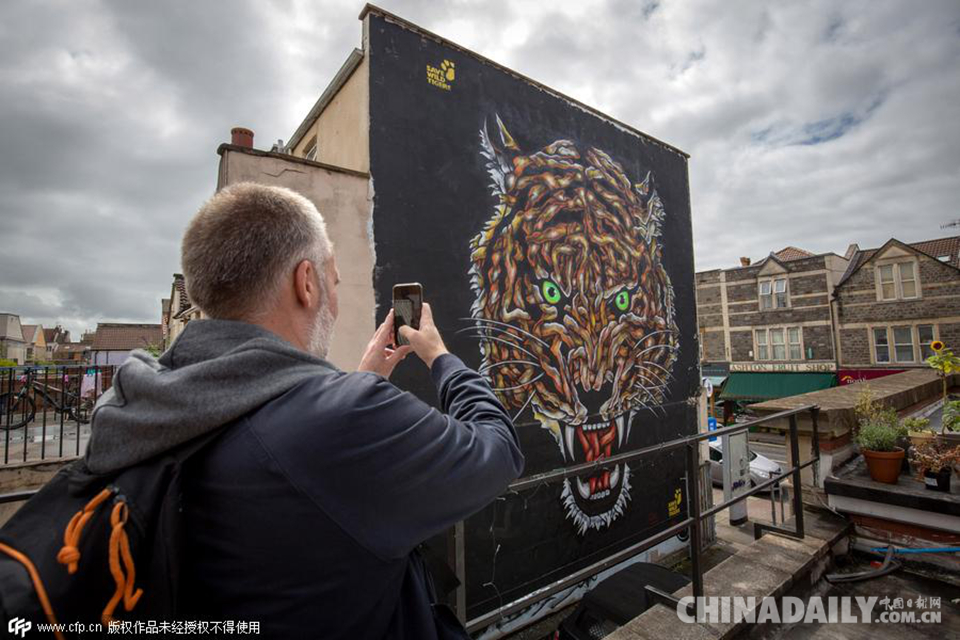 欧洲最大街头涂鸦节 英女王行纳粹礼遭恶搞
