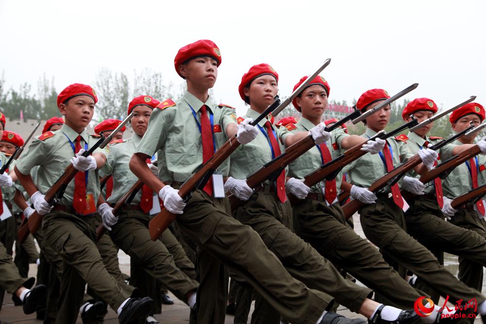 少年军校方阵接受检阅 (刘玉倩 摄)