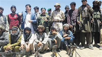 7月11日，阿富汗巴德吉斯省，150名塔利班武装分子投降，将武器上缴安全部队。