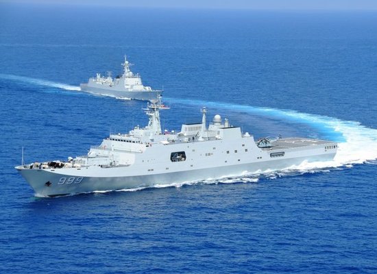 资料图:中国海军登陆舰编队赴南海军事演习。