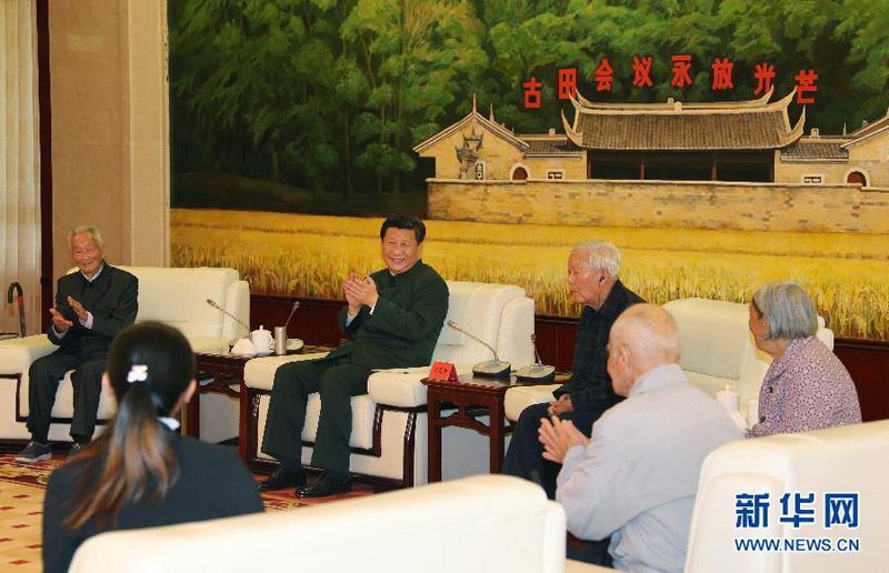 2014年10月31日，习近平接见老红军、军烈属和“五老”同志代表。 李刚摄