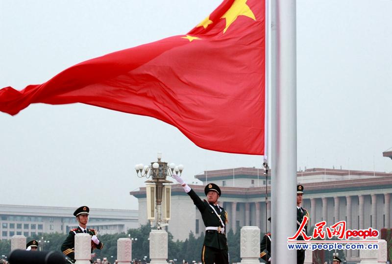 国旗护卫队升旗手杨博将五星红旗撒向蓝天 牛成浩摄