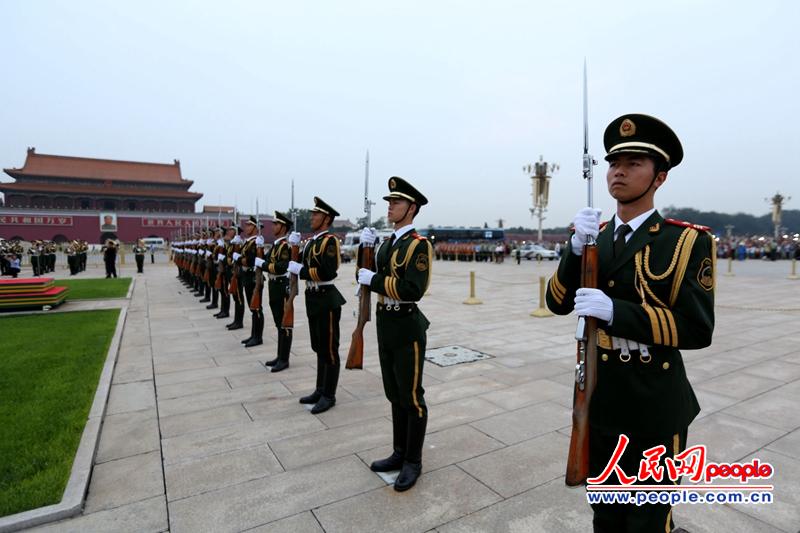 国旗护卫队员行举枪礼 牛成浩摄